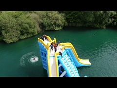 Procurando uma atração deparada para seu parque da água? Torre de água inflável de Bouncia da verificação